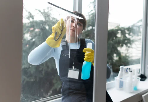 Nettoyage de vitres intérieures et extérieures à la Rouvière